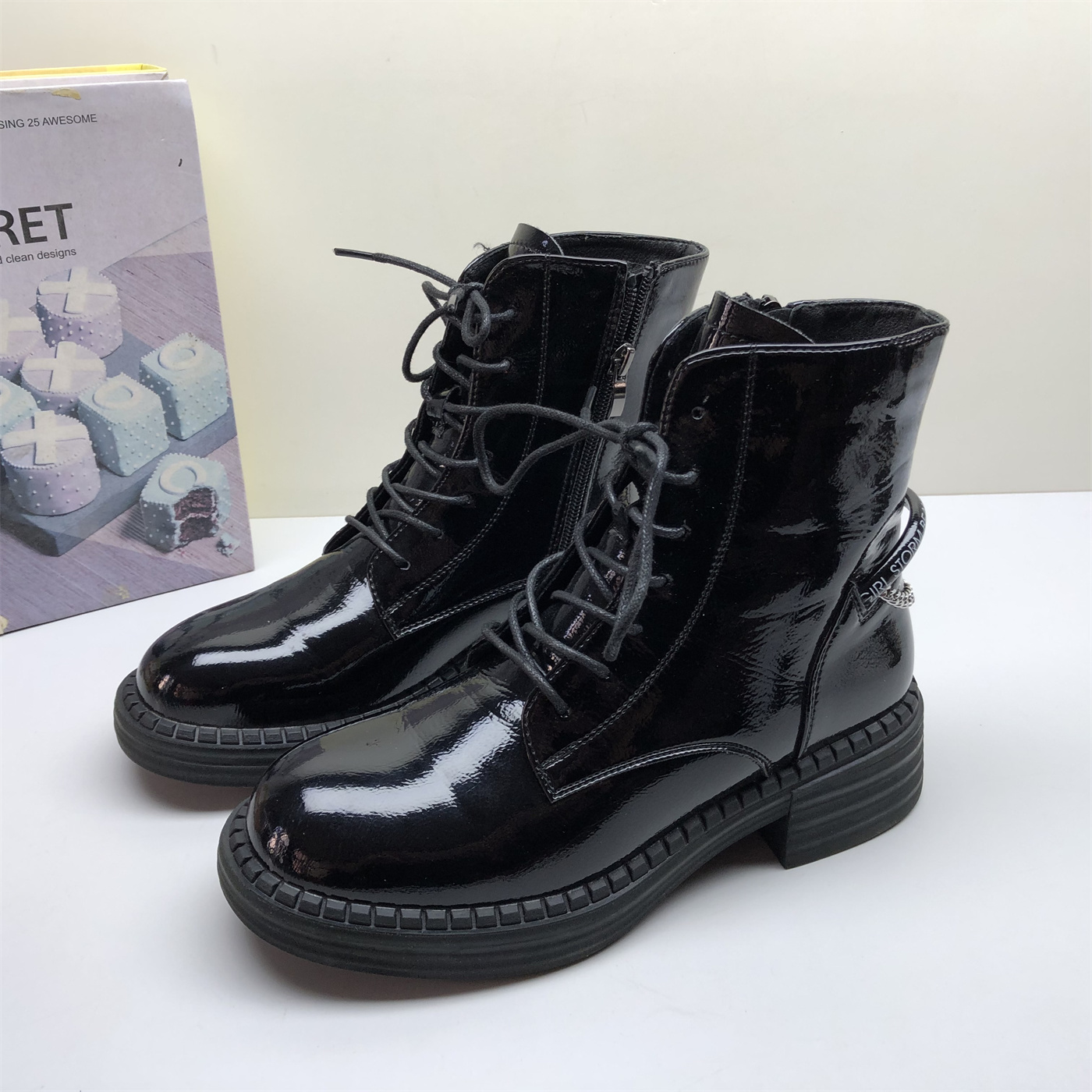 39码撤柜孤品英伦风真皮马丁靴女冬季黑色漆皮系带短靴百搭舒适