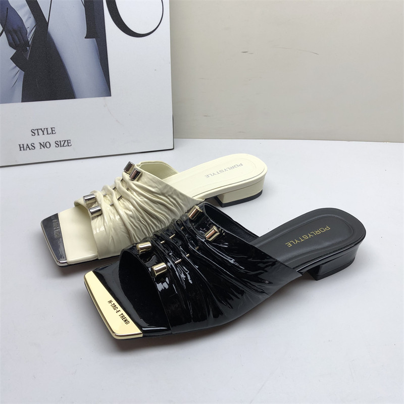 撤柜清仓时髦真皮女一字拖鞋夏季粗跟漆皮褶皱金属装饰百搭凉拖鞋
