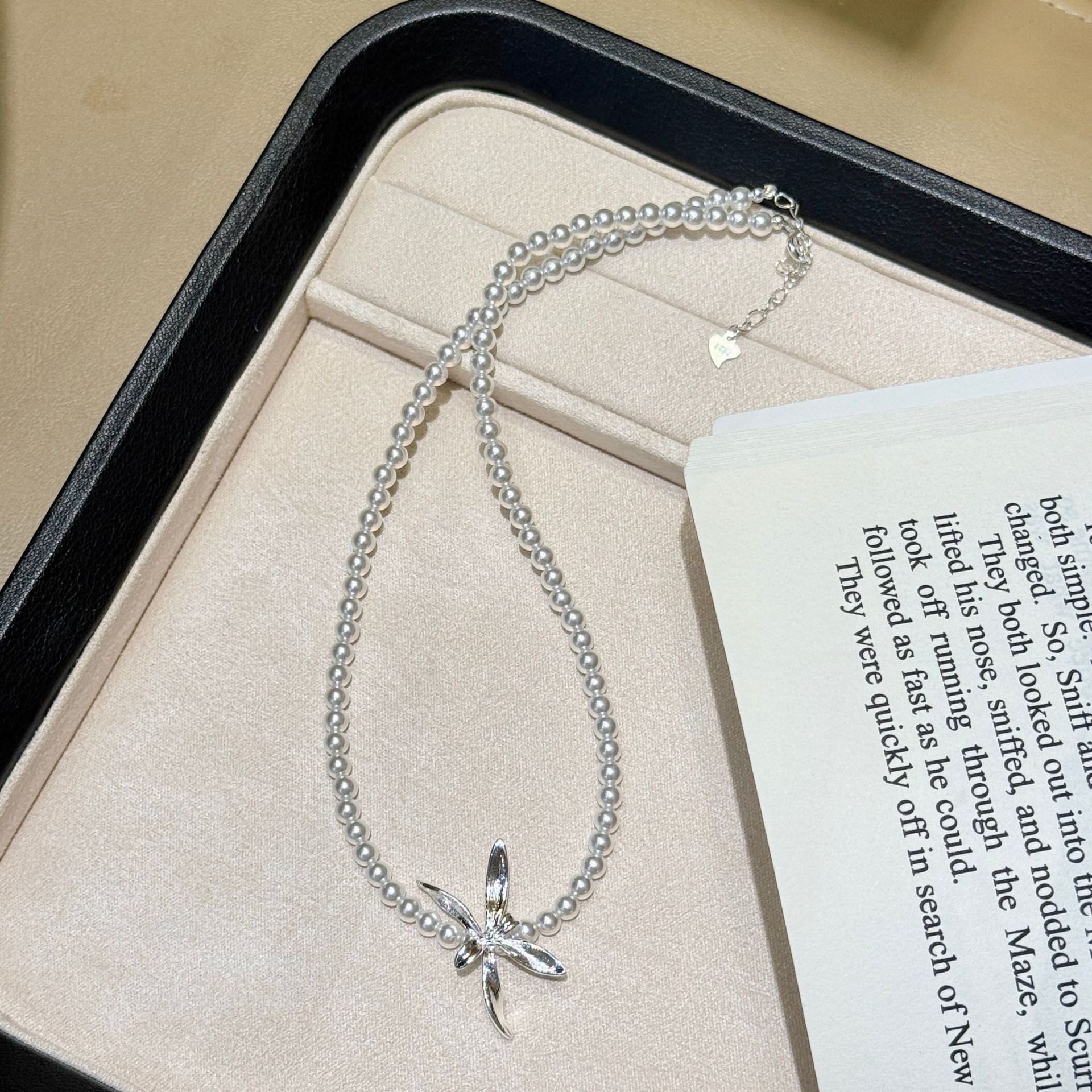 25新款绸缎银蝴蝶结吊坠正圆施家珍珠项链女精致高级轻奢锁骨链