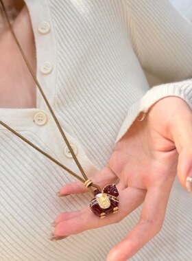 2026马年新款滴胶珐琅红色小马吊坠编绳毛衣链小众高级感本命年