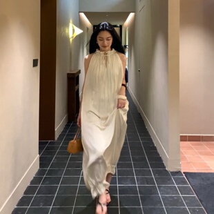 TCCW纽褶连衣裙女夏季新款挂脖皱褶长裙简约度假风前后两穿裙子