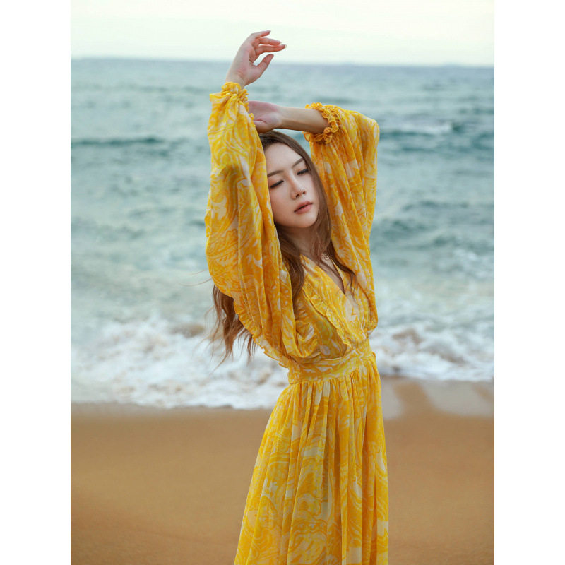 三亚海边旅游拍照连衣裙女气质黄色印花沙滩裙灯笼袖度假长裙f960