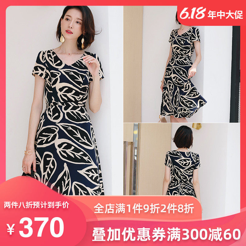 名人瑞裳连衣裙女夏2018新款印花v领中长款气质收腰裙女士子休闲