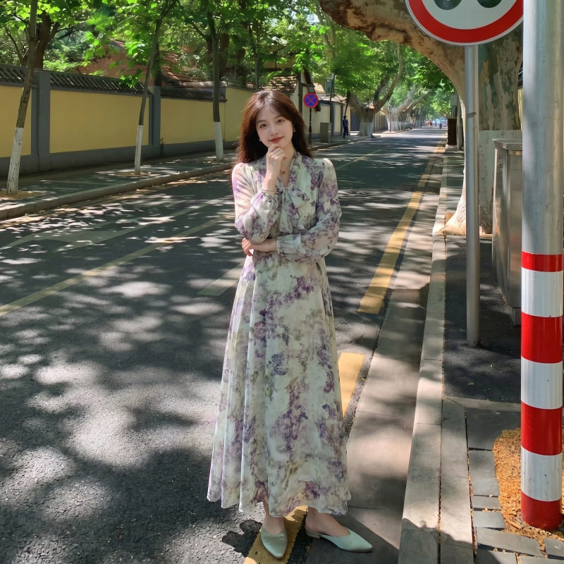 法式轻熟风V领系带长袖碎花连衣裙女夏季温柔气质显瘦度假风长裙