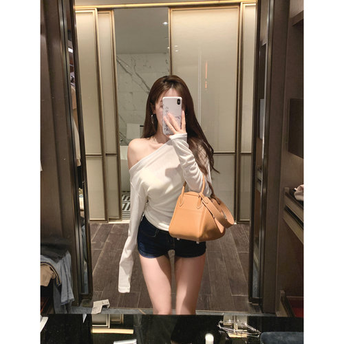 晚安里里wananlili.春季气质姐姐斜肩露肩性感收腰长袖上衣T恤