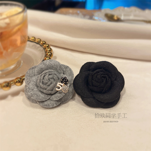 山茶花胸针小香风高级灰色叠戴胸花针织衫 春夏轻盈感法式 穿搭别针
