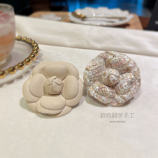 裙饰品别针 2025新PU皮质香槟色山茶花胸针百搭大地色叠戴胸花西装