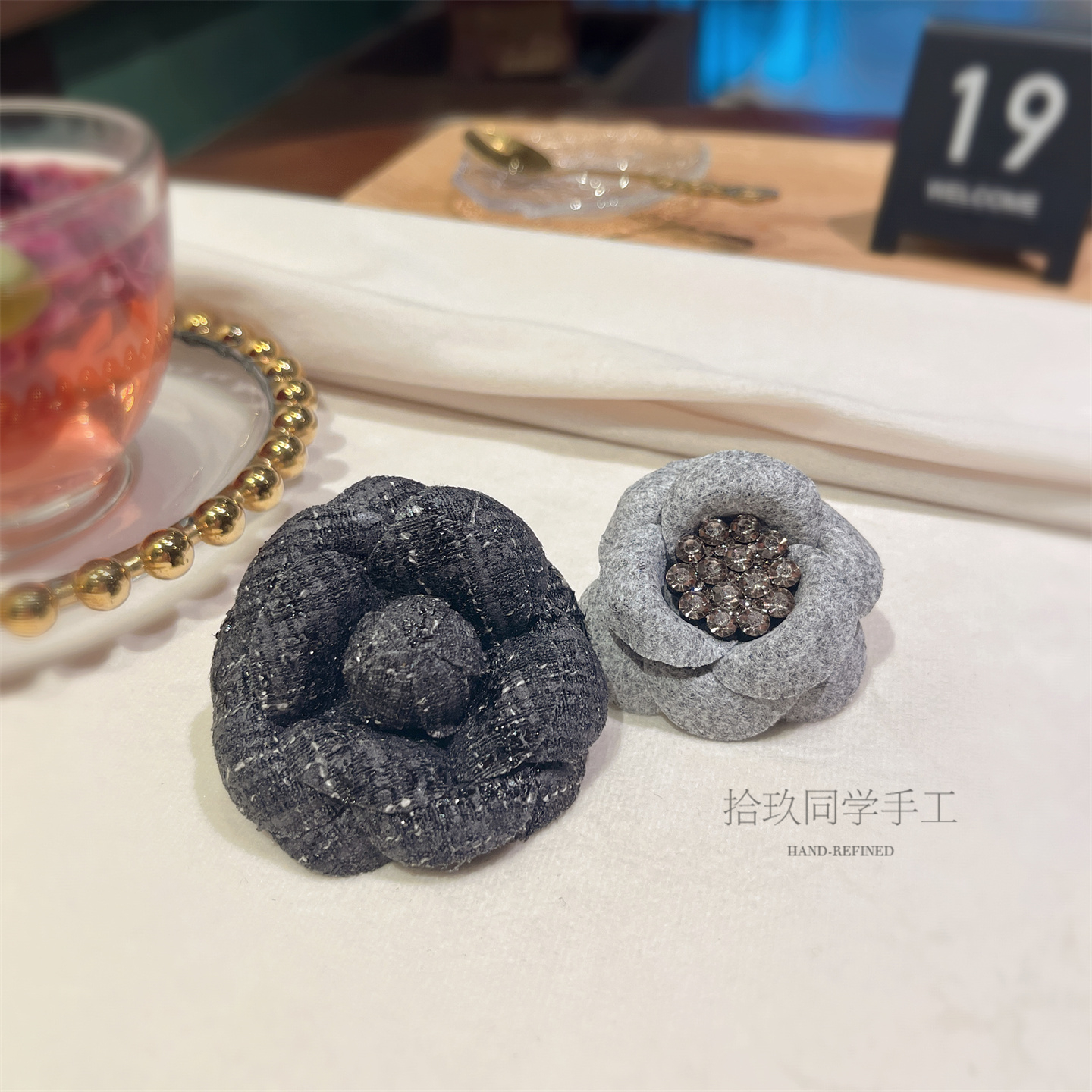 高级感黑灰色叠戴老钱风山茶胸针