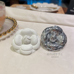 2025夏日小香风PU皮质山茶花胸针白色叠戴撞色胸花背心裙子别针