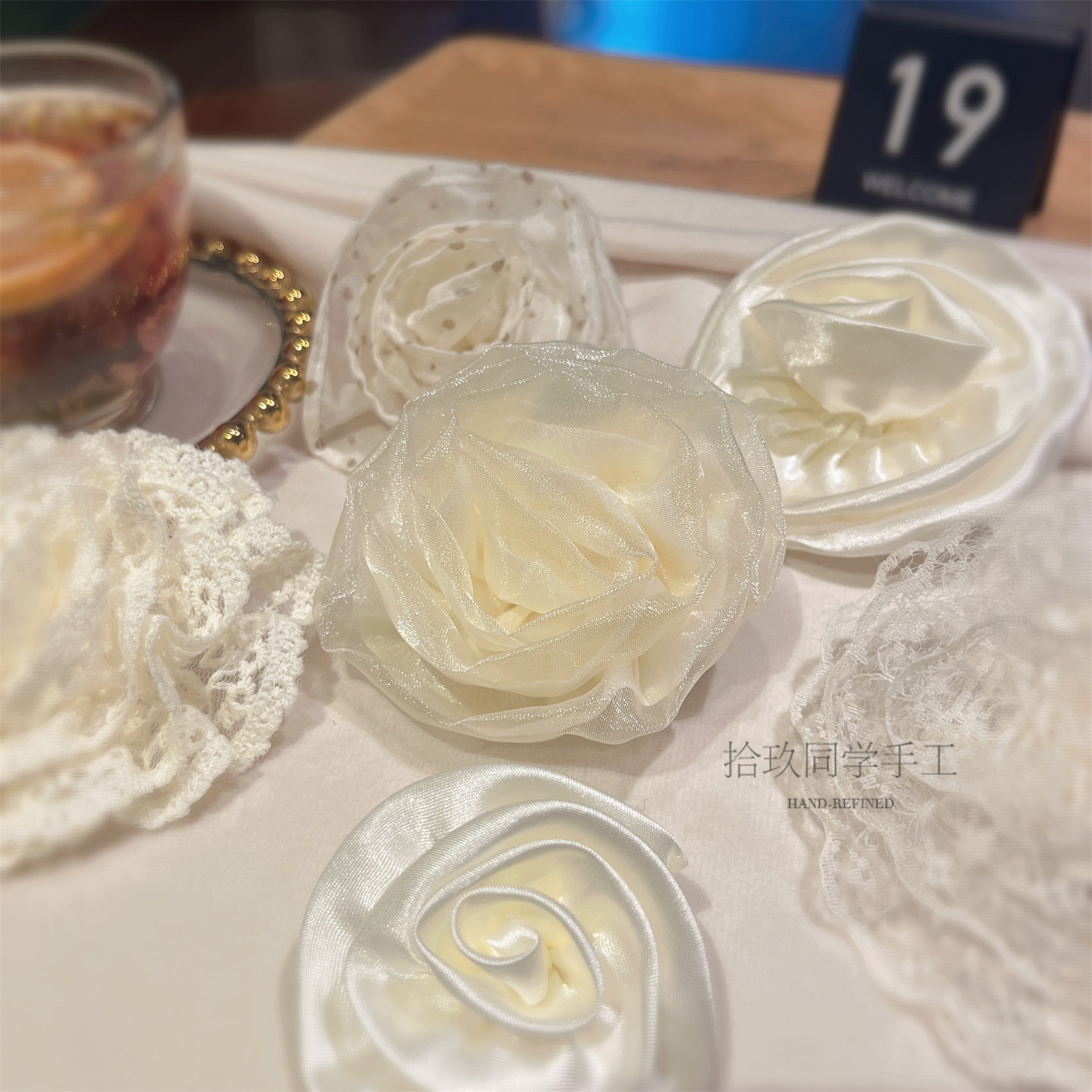 玫瑰卷卷花胸针细闪米色手工布艺胸花蕾丝立体大花朵法式配饰发夹