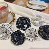 优雅千鸟格黑白色山茶花胸针法式 小香风经典 胸花小香搭子外套别针