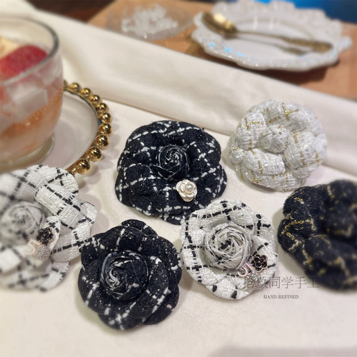 法式小香风千鸟格黑白山茶花胸针