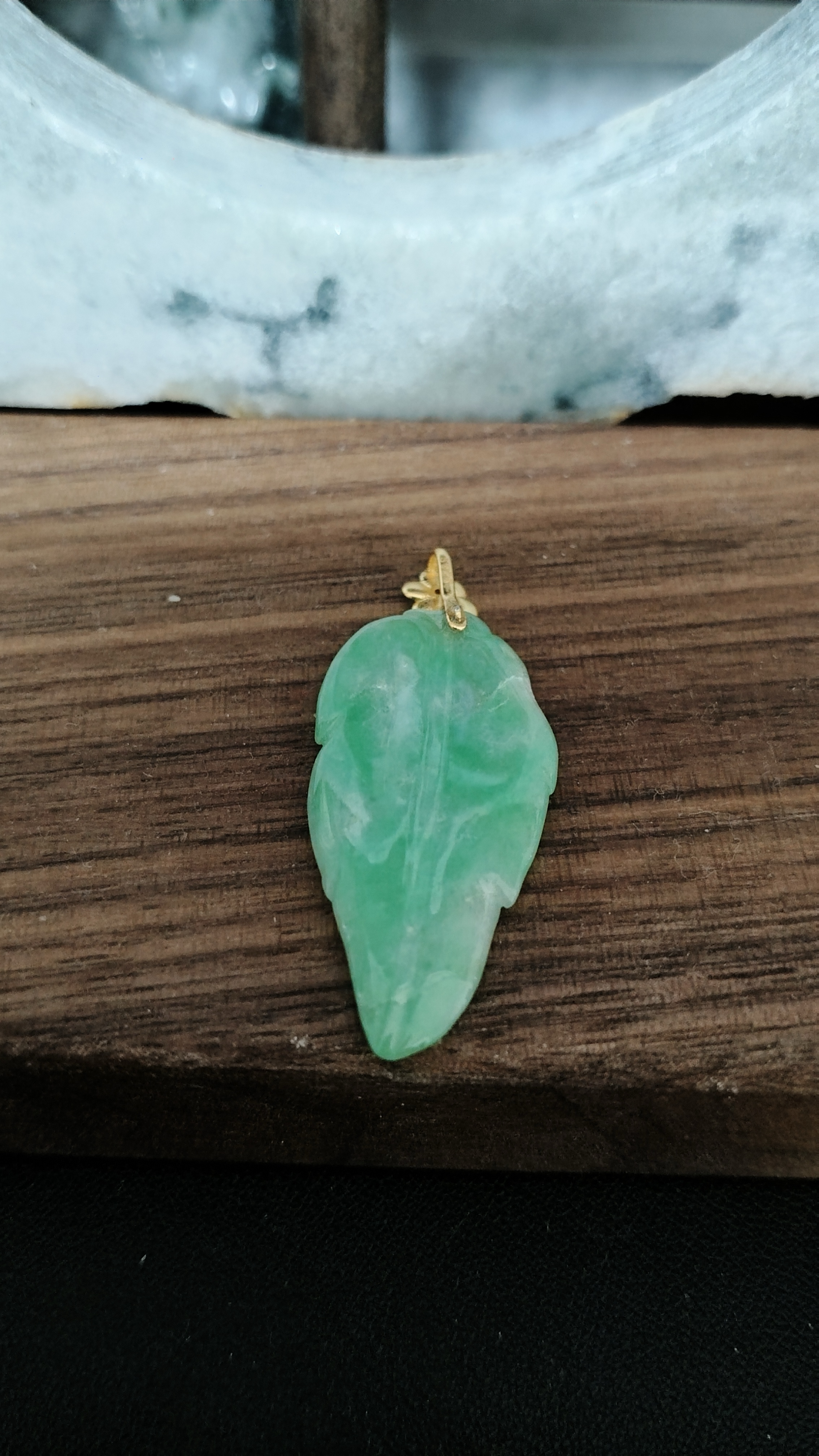 天然缅甸A货翡翠糯种近满绿手工雕刻大业（叶）有成金镶叶子吊坠