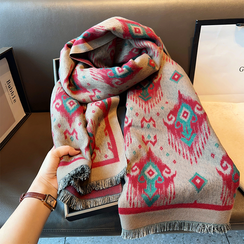 唯美图腾仿羊绒保暖围巾冬季披肩