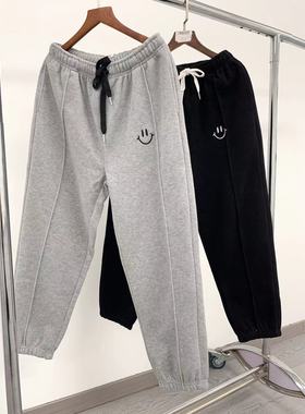 10373笑脸刺绣加绒加厚运动裤松紧腰大码分割线束脚哈伦裤卫裤女