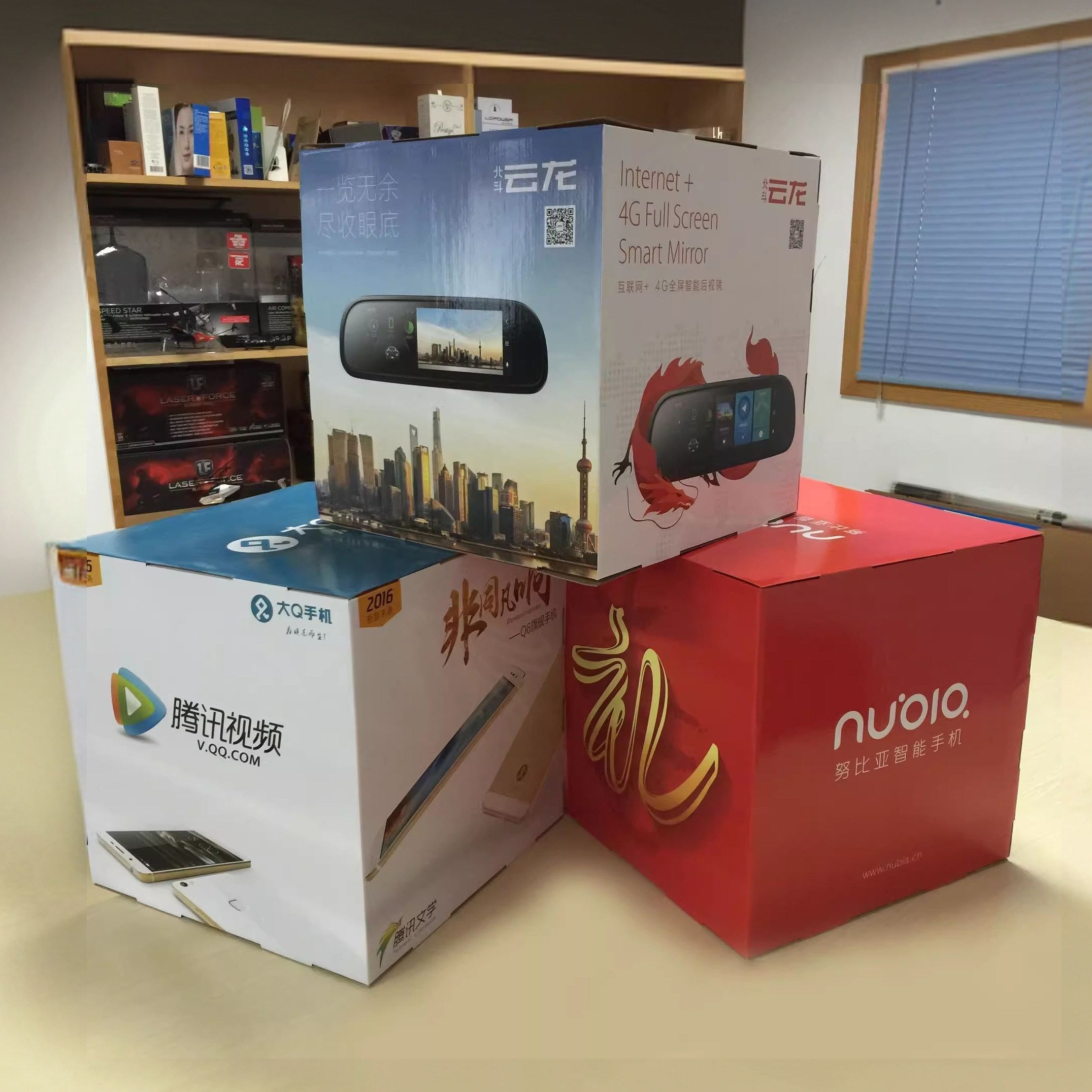 厂家长期定制40*40*40cm品牌手机宣传四面展示彩印覆膜瓦楞堆头