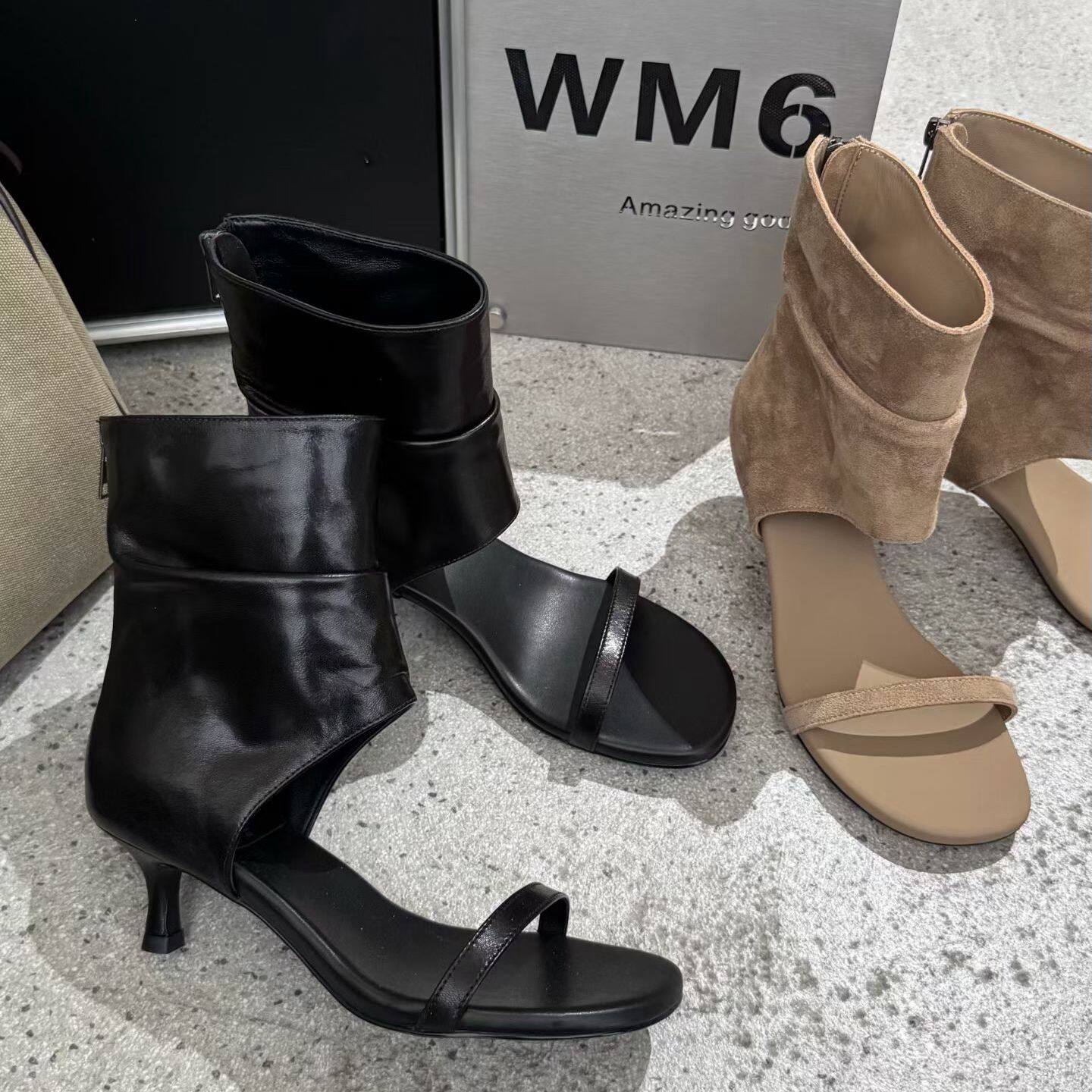 WM6欧货女鞋2026春夏新款牛皮圆头一字带露趾后拉链时装中跟短靴
