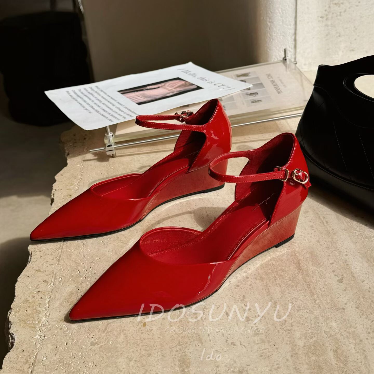 IDO/TT欧货女鞋2026早春新款漆皮尖头浅口脚环带坡跟中跟时装单鞋