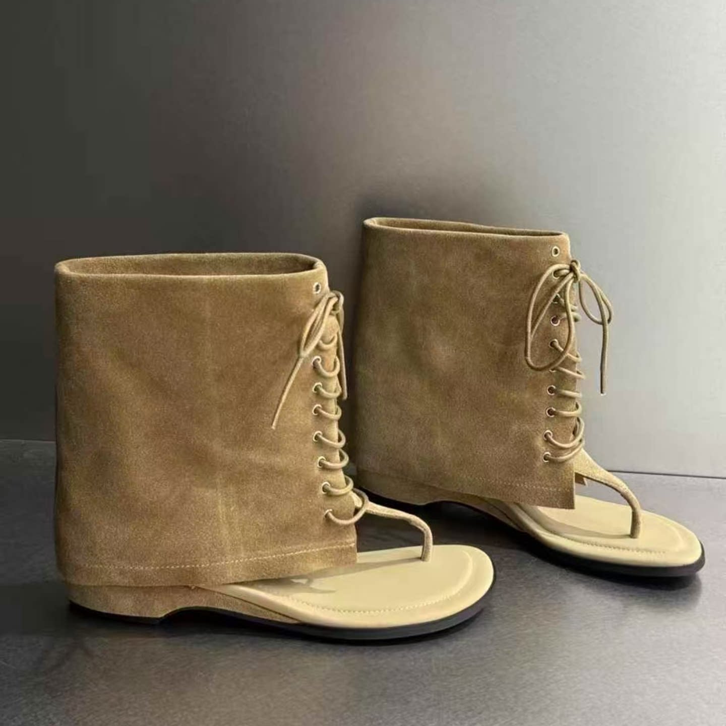 安妮欧货女鞋2026春夏新款羊皮圆头夹脚露趾交叉绑带坡跟罗马凉靴