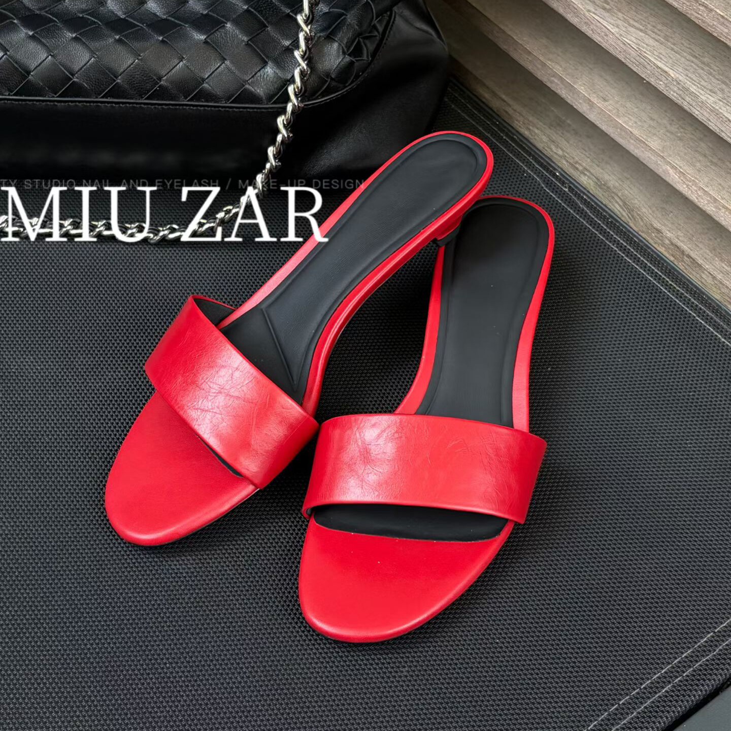 妙莎MIUZAR欧货女鞋2026夏季新款牛皮圆头一字型露趾时装中跟拖鞋