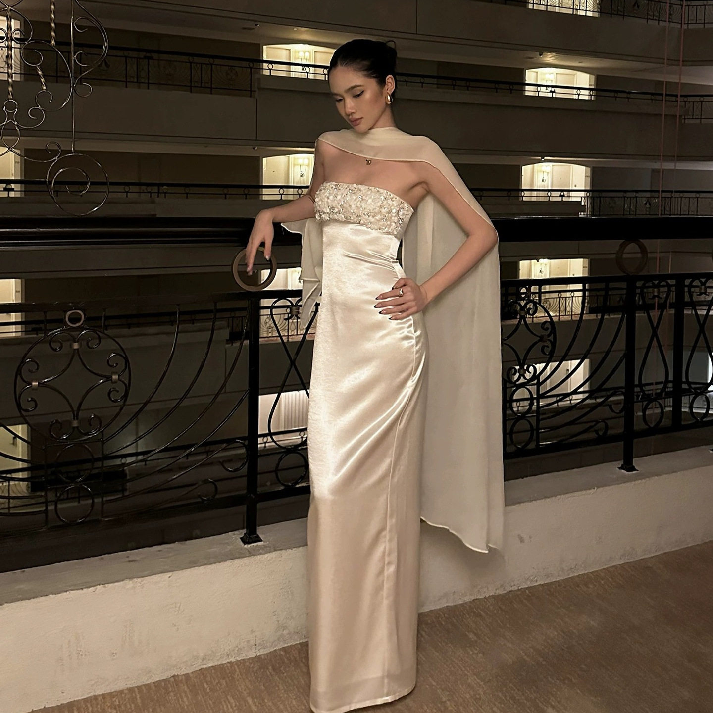 2026新款流光盛宴白色抹胸连衣裙女修身显瘦披肩亮片名媛礼服长裙