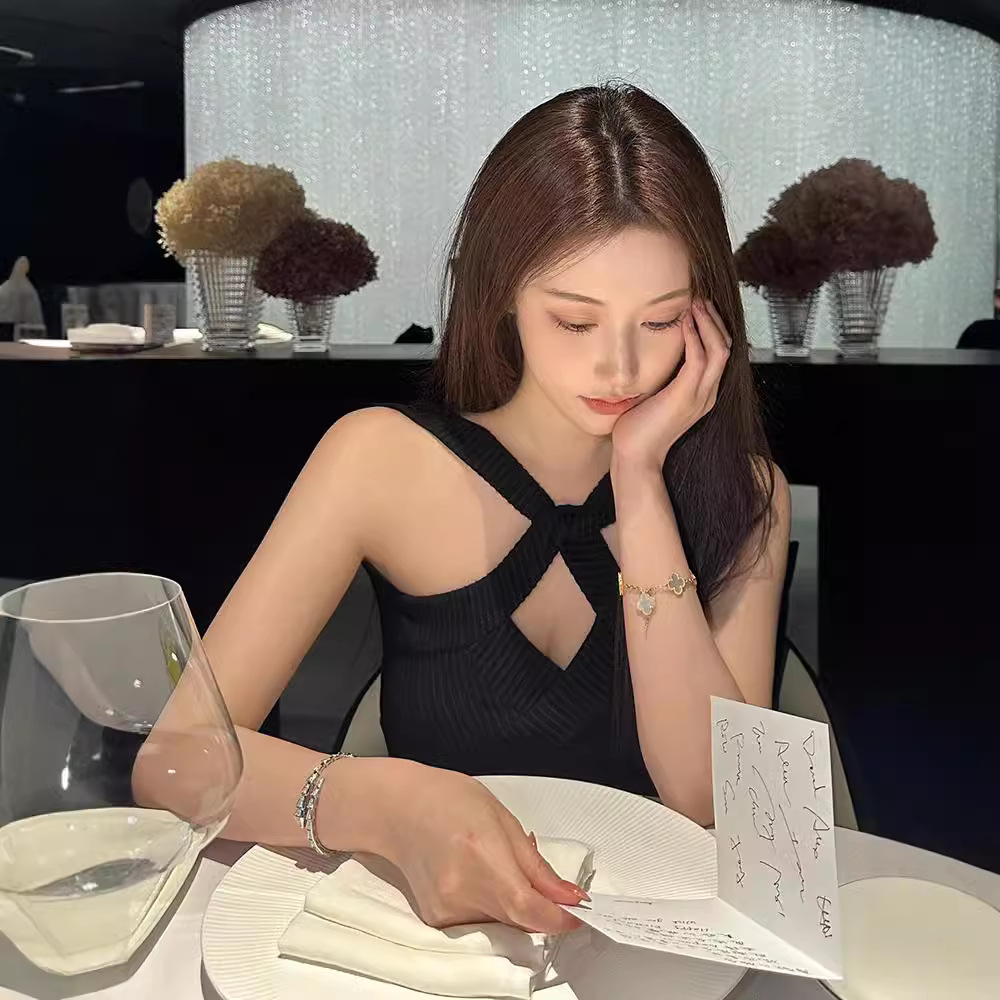 DLGT4307暗星之岛黑色扭结挂脖镂空露肩纯欲性感辣妹弹力针织