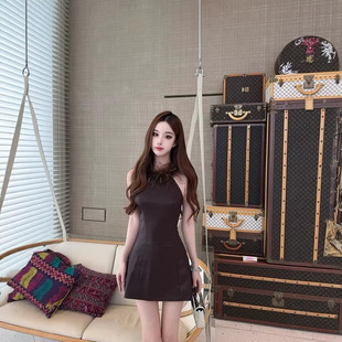 2026早春 小众奢贵毛领挂脖咖啡色连衣裙女娇气姐姐收腰露肩A字裙