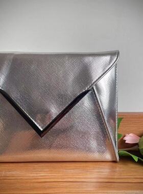 抄底清｜捡漏！港版简约高档银色pu拼接金属质感手拿信封化妆包