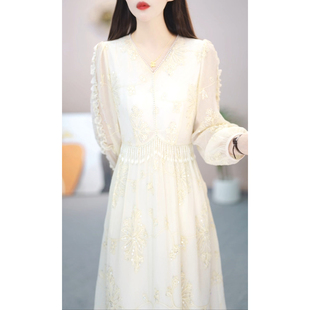 高端提花长袖连衣裙女2026新款春秋今年流行爆款妈妈显瘦刺绣裙子