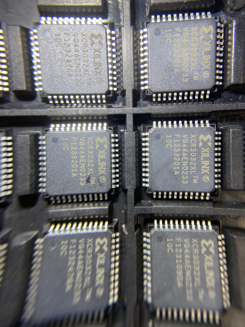 XCR3032XL-VQ44CXILINA