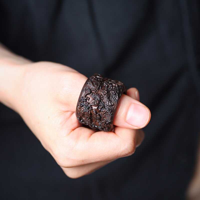 2024龙年中式国潮九龙扳指男女款达拉干沉香木雕龙文玩手把件戒指