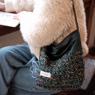 小众绿色丝绒hobo水桶包百搭单肩包大容量包包秋冬帆布包女士通勤