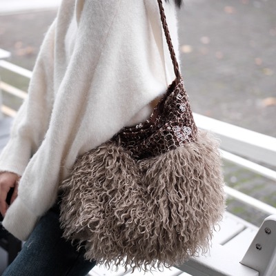 小众棕亮片毛毛大容量hobo水桶包