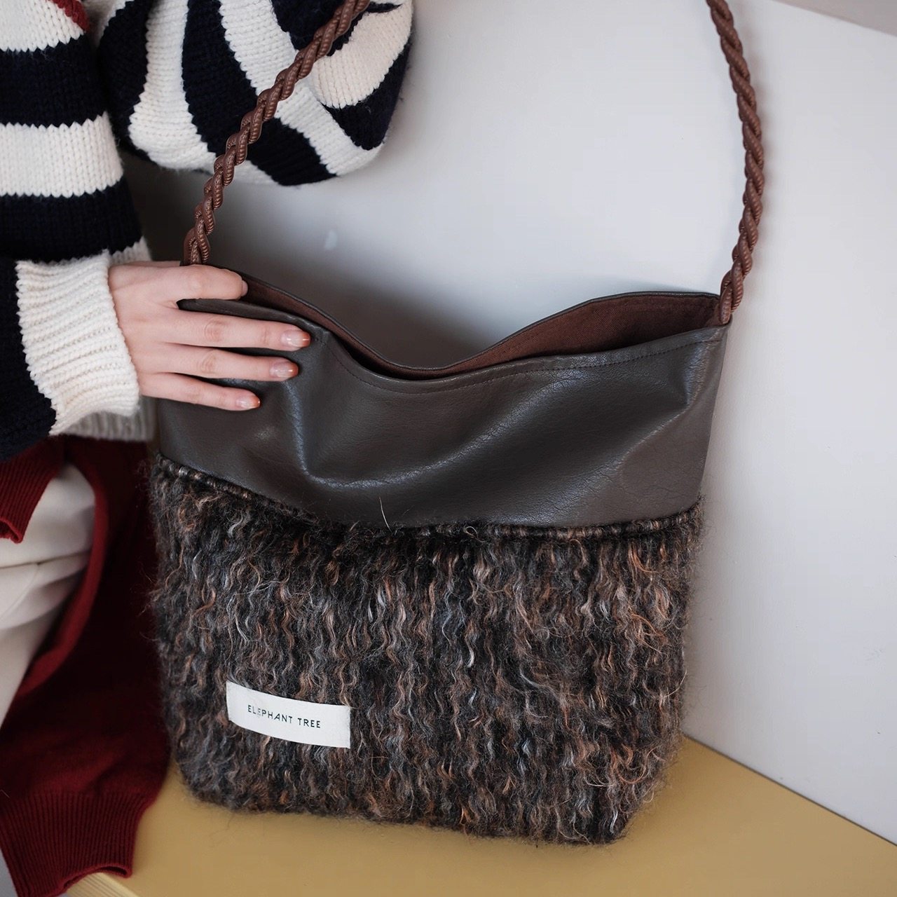 小众气质棕七彩毛呢hobo水桶包