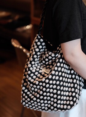 气质波点时尚百搭轻奢女生单肩包帆布hobo水桶包大容量小众通勤