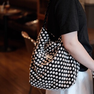 气质波点时尚百搭轻奢女生单肩包帆布hobo水桶包大容量小众通勤