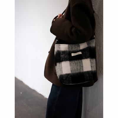 原创小众气质黑白大格纹毛呢hobo水桶女生单肩斜跨大容量包包礼物