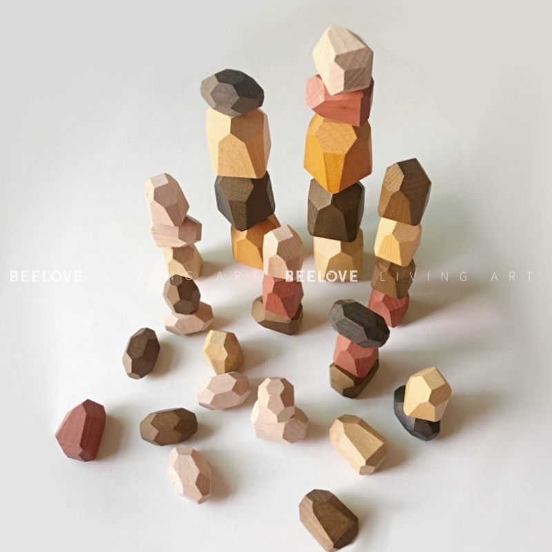 大地色实木桌面平衡摆件