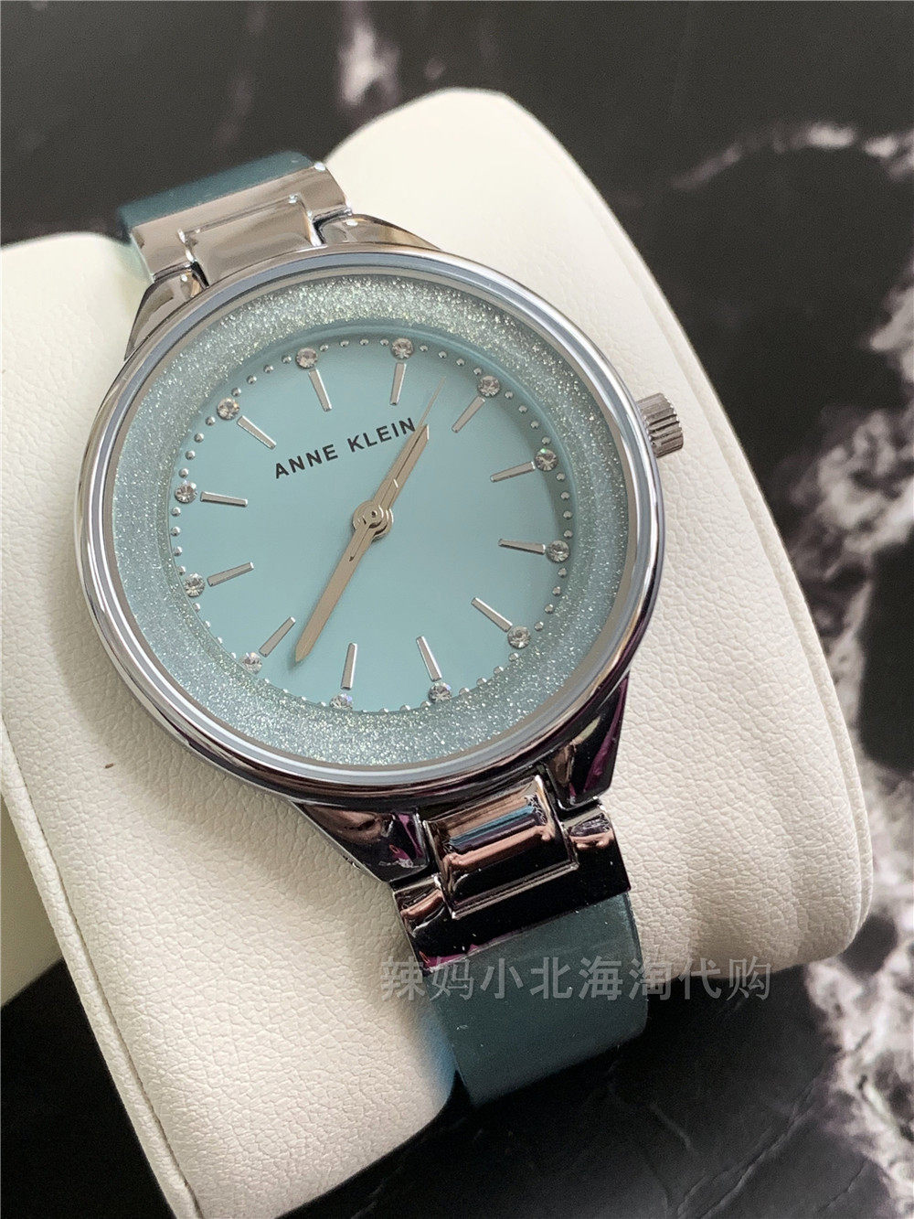在途美国Anne klein 闪耀浅蓝色树脂手镯款女士水钻石英手表