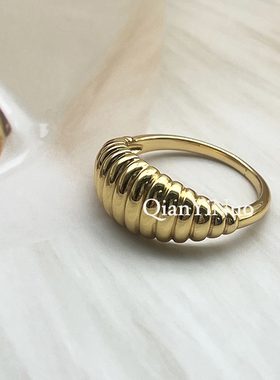 巨好看羊角包戒指 925银轻奢螺纹戒指女金色电镀可刻字定制戒指环