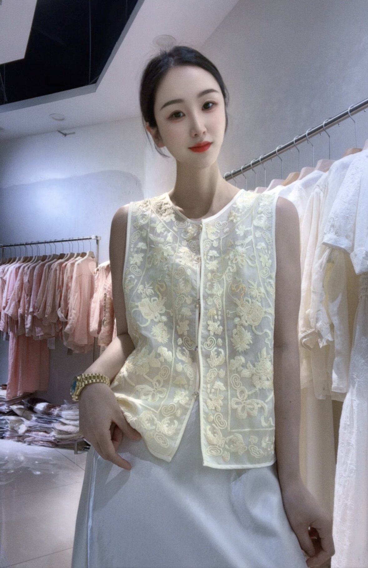 新中式重工刺绣马甲女2026夏季新款黄色百搭叠穿背心高级感上衣