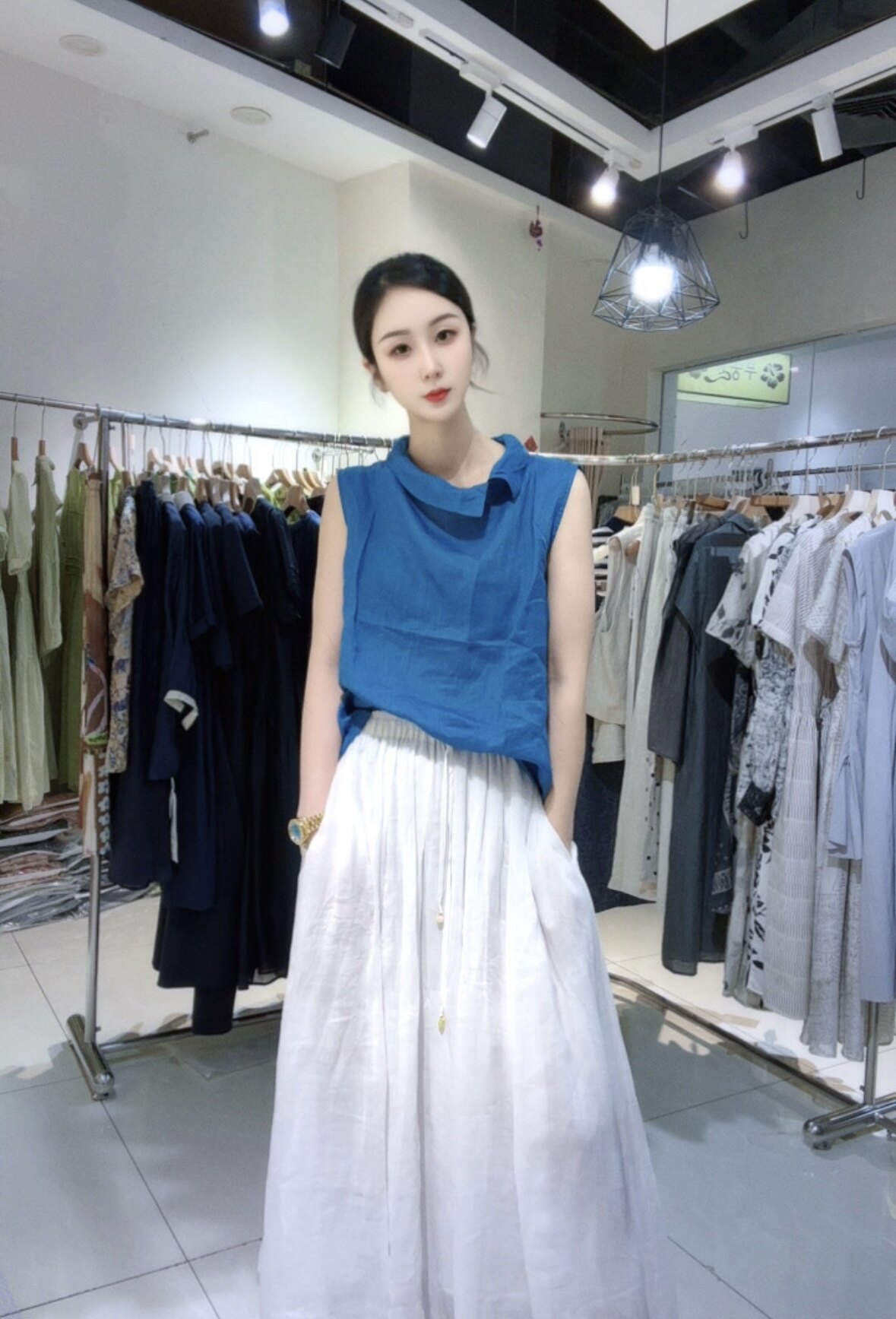 2026夏新新款100%苎麻荡领后背镂空背心衬衫上衣女夏湖蓝色小衫