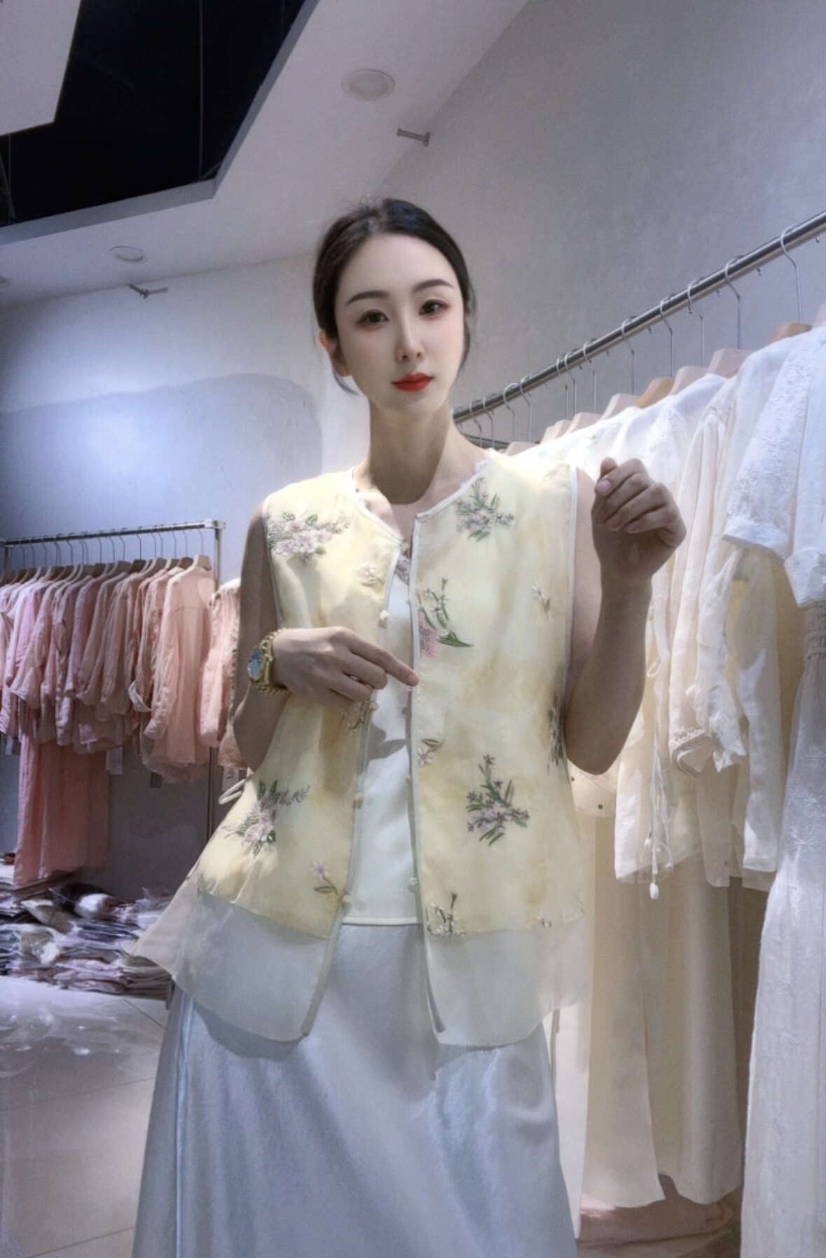 新中式国风重工刺绣钉珠马甲高级感别致减龄洋气马夹黄色仙仙上衣