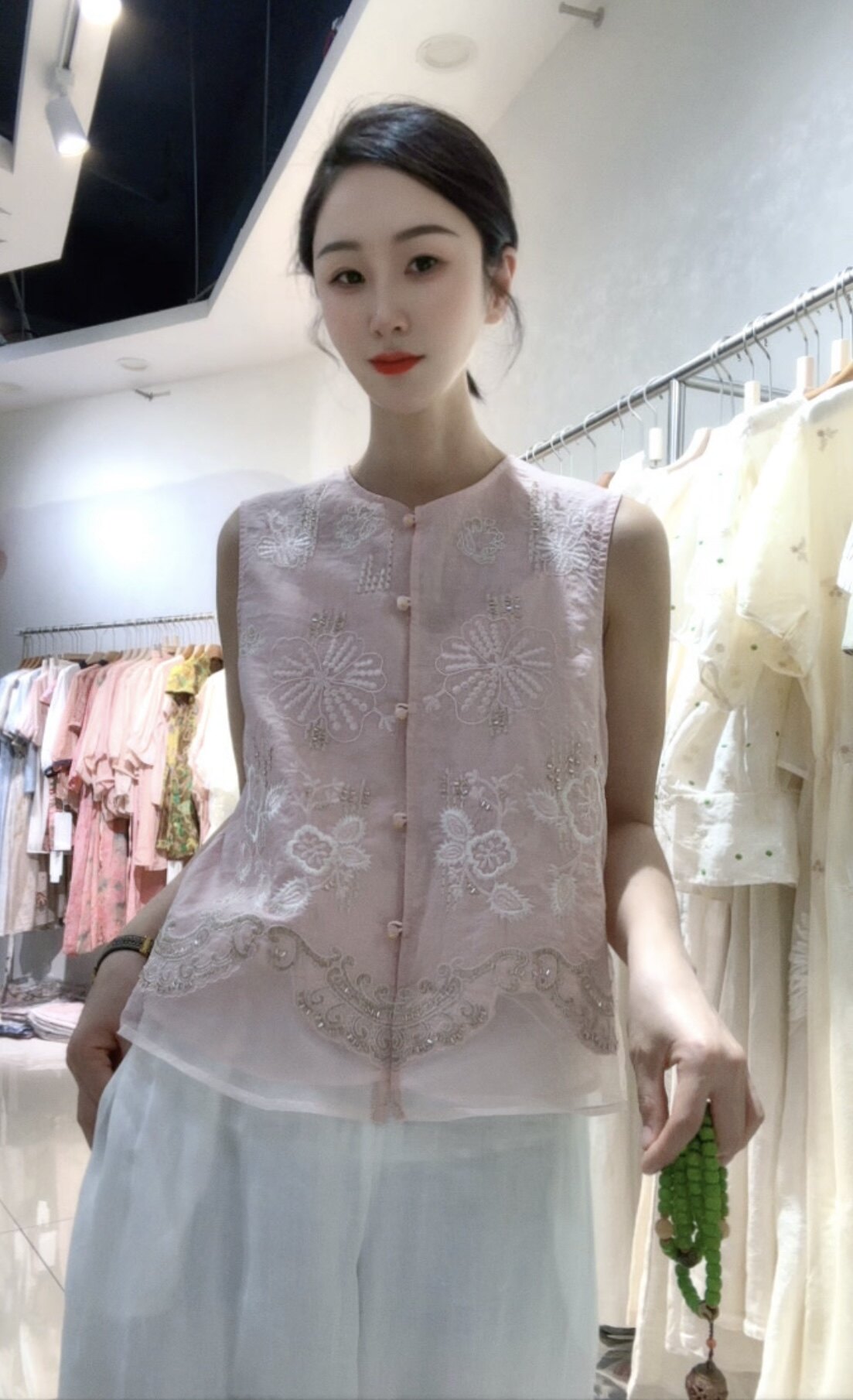 国风新中式刺绣亮片盘扣马甲女春夏新款重工别致气质叠穿薄背心短