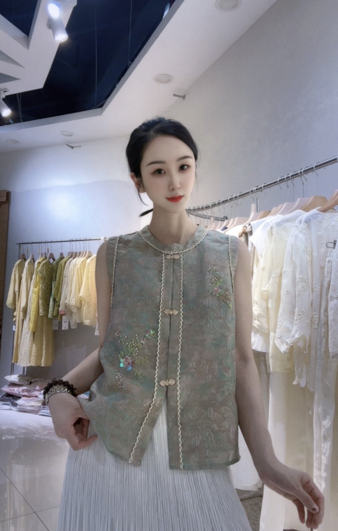 2026夏马夹新款轻奢高级感设计重工钉珠亚麻新中式国风马甲外套女