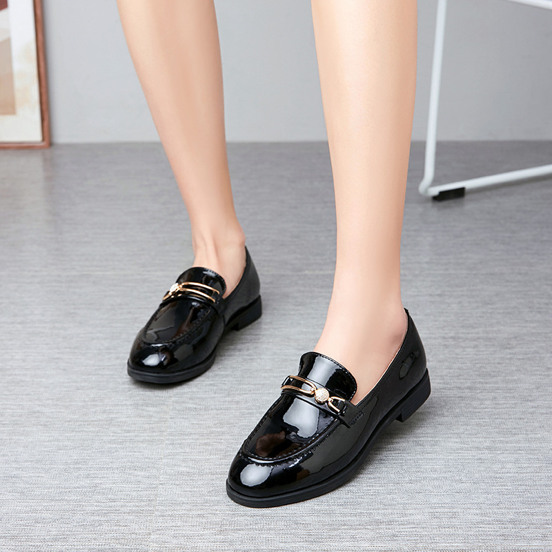 真皮浅口单鞋女2021春季新款米白色小皮鞋珍珠扣乐福鞋平底妈妈鞋