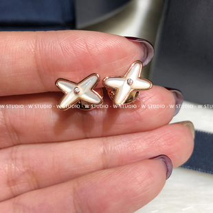 W STUDIO 时髦精致迷你INS风小清新温润白贝交叉纯银飞碟耳堵耳钉