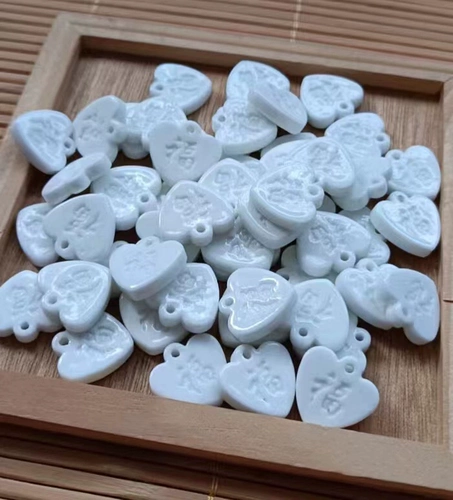 Маленькие бусины-подвески с турмалиновой глазурью «Счастливое сердце» коричневого/белого/красного цвета