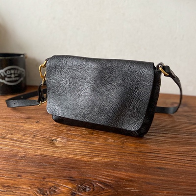 herz黑色软皮百搭单肩包