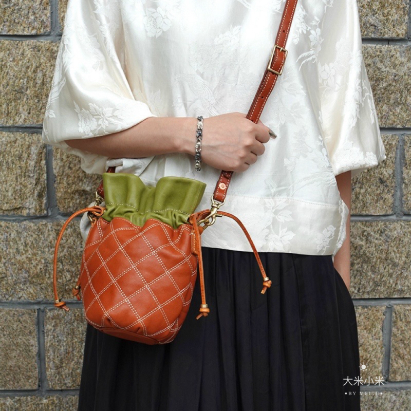 包包女2024超火菱格单肩斜挎小包质感手工菠萝包时尚俏皮水桶包